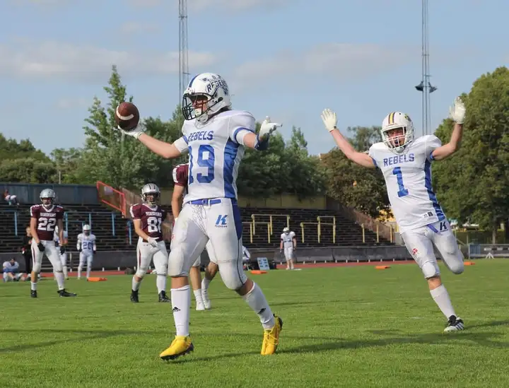 Dalecarlia Rebels-spelare i en match i amerikansk fotboll